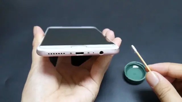 充電ポートを掃除する