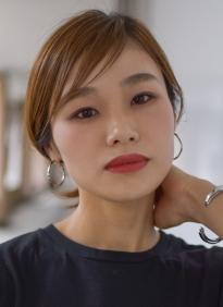 FaceAppで顔の表情を変える前の女性