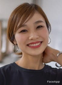 FaceAppで顔の表情を変えた女性