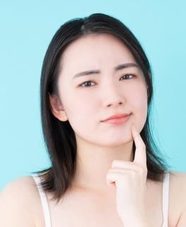 Facetuneで写真の表情を変える前の女性