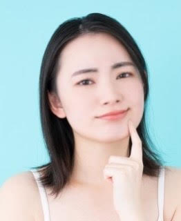 Facetuneで写真の表情を変えた女性