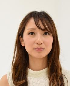 HeyPhotoで画像の表情を変える前の女性