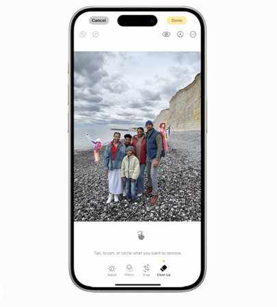 クリーンアップ機能が起動されると、写真の背景にある不要な人物がハイライトで示されます。