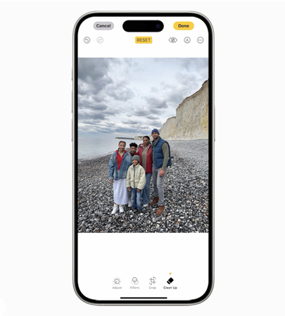 主要な被写体と重なっている部分にある物体のみが効果的に削除されることが特徴です。