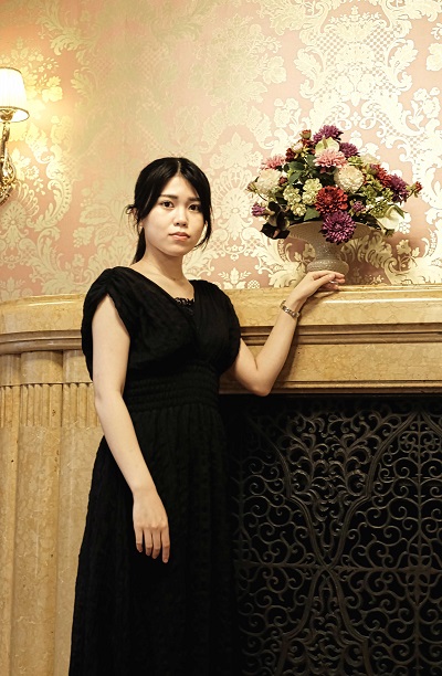 スケッチ風にする前の女性の写真